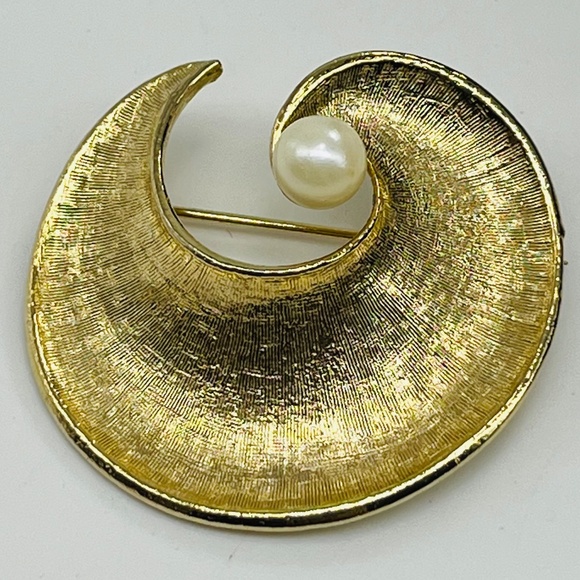Capri Gold-tone/Pearl Swirl Brooch/Pin - Picture 2 of 5